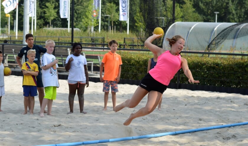 <p>Naast de leden zijn ook andere Ridderkerkse kinderen van harte welkom om kennis te maken met beachhandbal. </p>