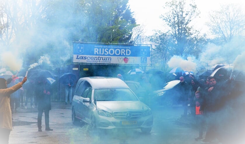 <p>Er werd een ronde over het parkeerterrein van de club gedaan, zodat iedereen afscheid van haar kon nemen. </p>