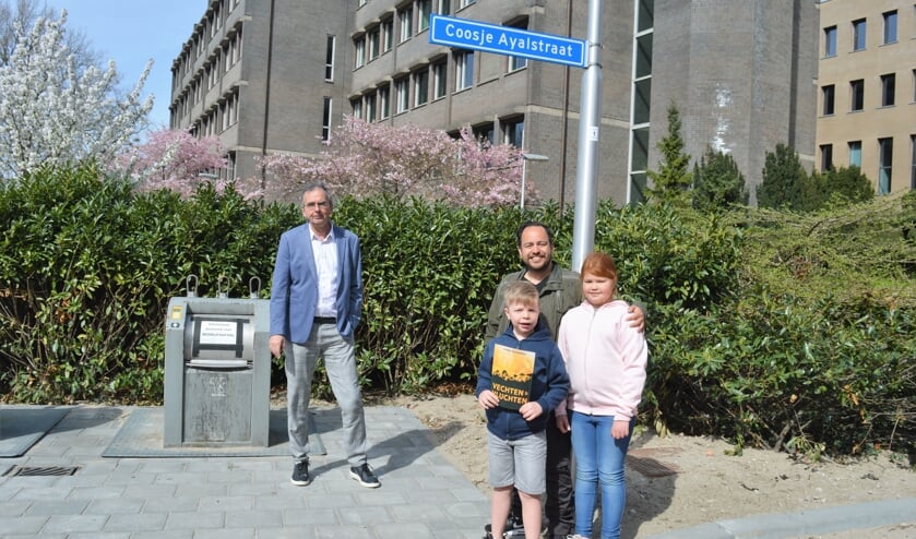 <p>Dylan van Goor met zijn kinderen Emily en Jack en Hans Mijnders op de Coosje Ayalstraat. Hij inspireerde de schrijver. </p>