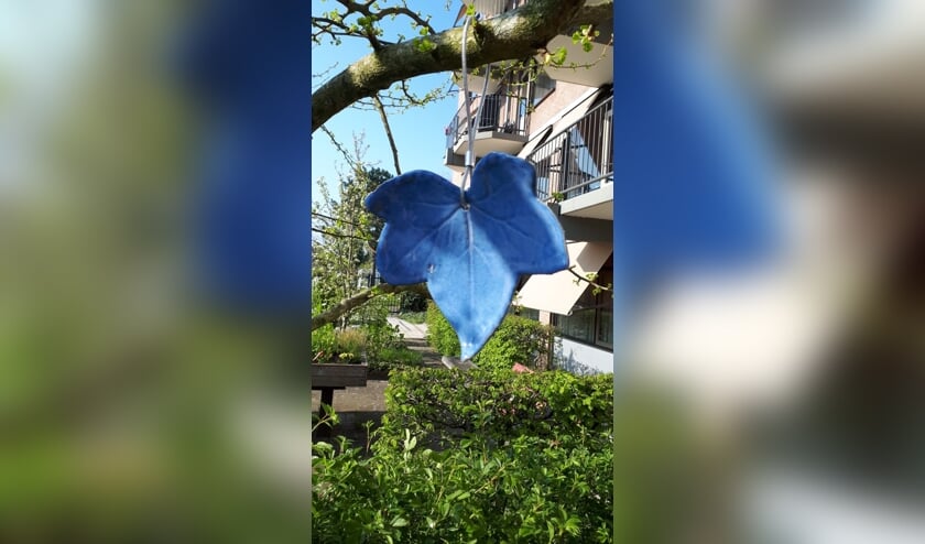 <p>De bladeren (hedera blad wat staat voor onsterfelijkheid) zijn gemaakt door de Ridderkerkse keramiste Nathalie de Waard. </p>