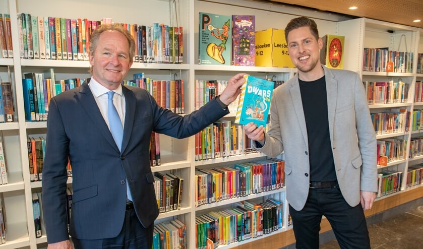 <p>Wethouder Marten Japenga kreeg een exemplaar van "Dwars & Co" van schrijver Rico Hop. </p>