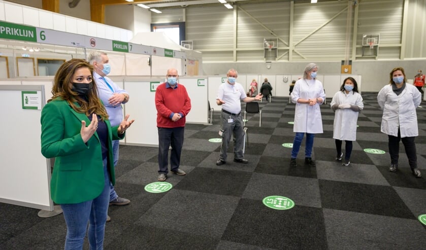 <p>Huisartsen vaccineren in sporthal De Bongerd in Barendrecht</p>