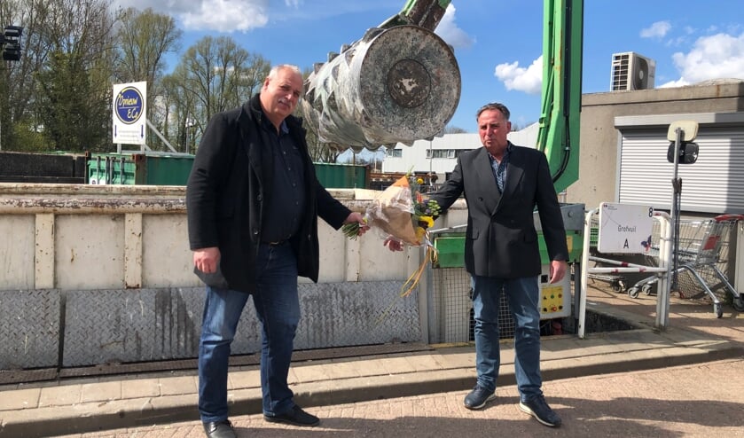 <p>Een bloemetje voor Peter Visser van Wethouder Martijn Heezen.</p>