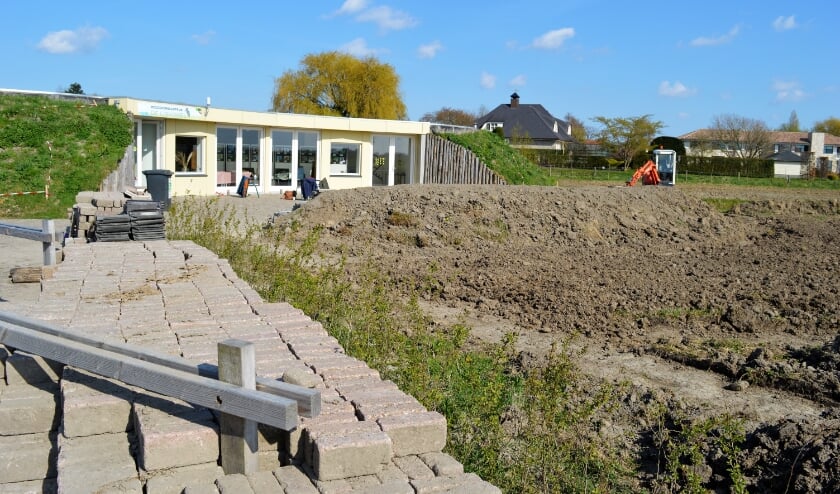 <p>Het terras van 'De IJsvogel' is klaar voor bezoekers.</p>