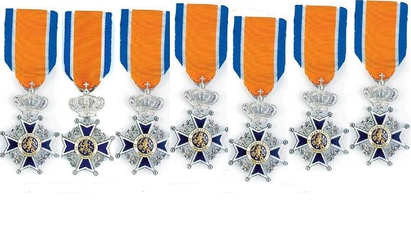 <p>Vanwege corona speldt de burgemeester de versierselen niet zelf op. Dat wordt gedaan door partners of familieleden van de gedecoreerden. </p>