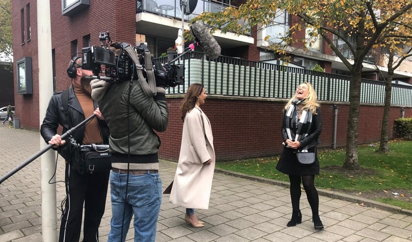 <p>Reshma Roopram ontmoet een vriendin van vroeger. (foto: Fleur Starke/Simpel Media) </p>