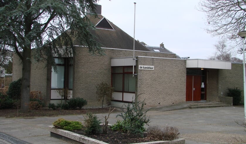 <p>Hergebruik van een kerkgebouw: in de Kandelaar is nu een tandarts gevestigd. De foto is gemaakt toen het nog een kerk was.</p>