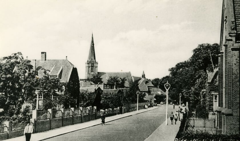 <p>De Kerkweg met links het huis van de familie Van Splunder, waar de NSB'ers doorheen marcheerden.</p>