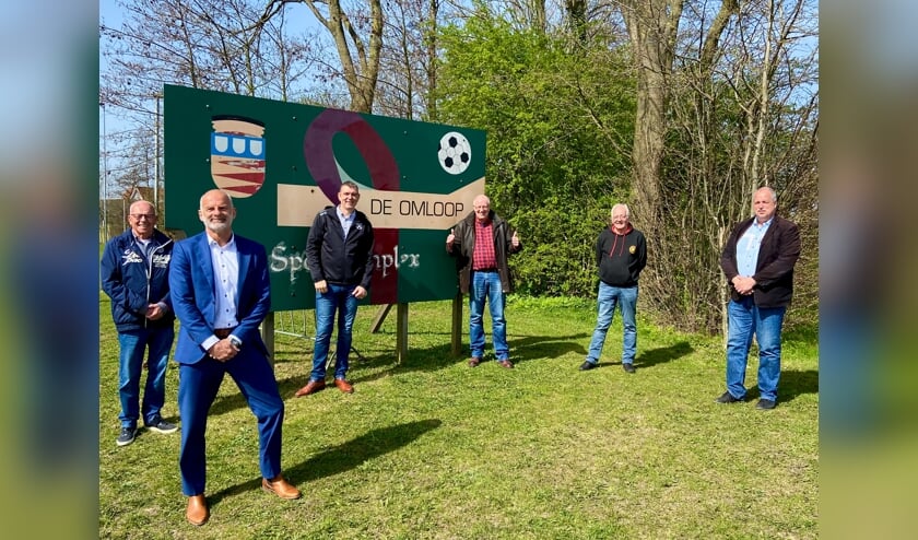 <p>Martin van de Grind (WCR), Ronald Schneider (wethouder wonen), Marco van Wassenaar (vv Rhoon), Peter Stoel (de Volharding), John Harmsen ( ’t Trefpunt), Martijn Heezen (wethouder Sport)</p>