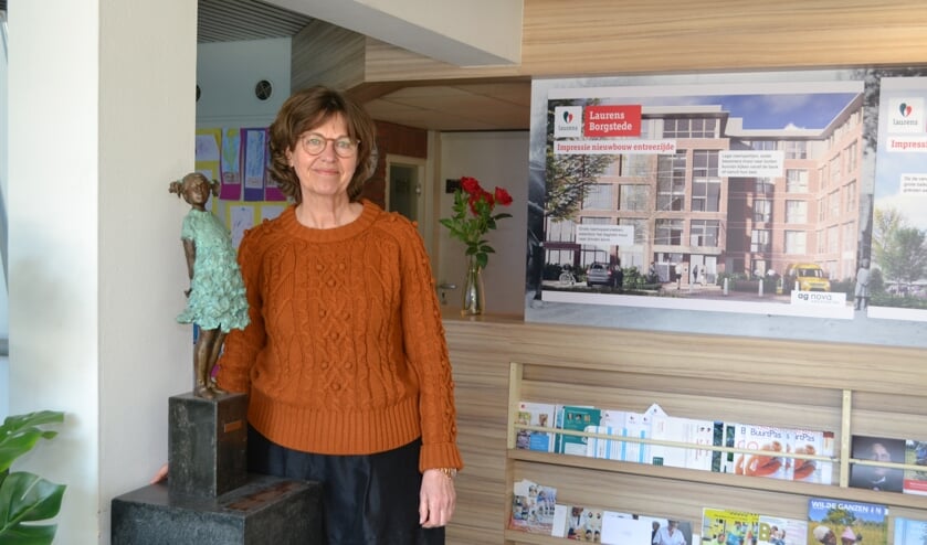 <p>Bea Koop bij het beeldje Laura, dat ook verhuist. </p>