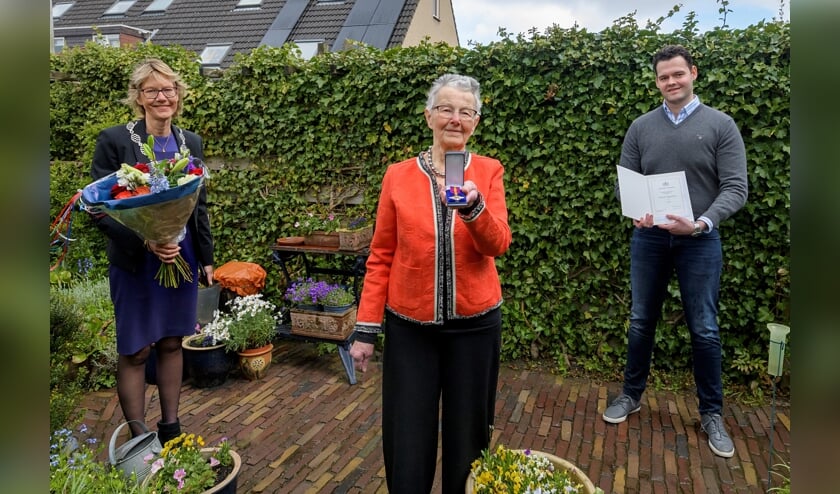 <p><em>Vlnr. Burgemeester Jolanda de Witte, dochter Liena Blok-Lodder en kleinzoon Joep Andeweg</em></p>