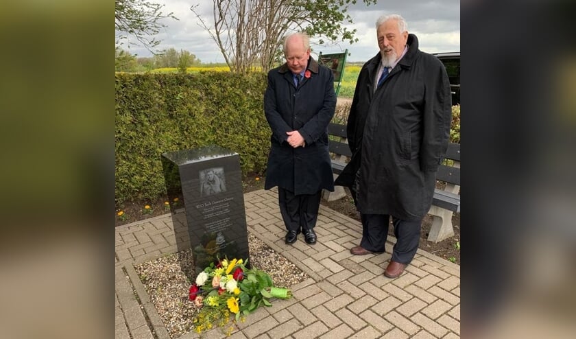 <p>Ambassadeur Neuhaus bij het monument aan het Jack Dawson Greenpad.</p>