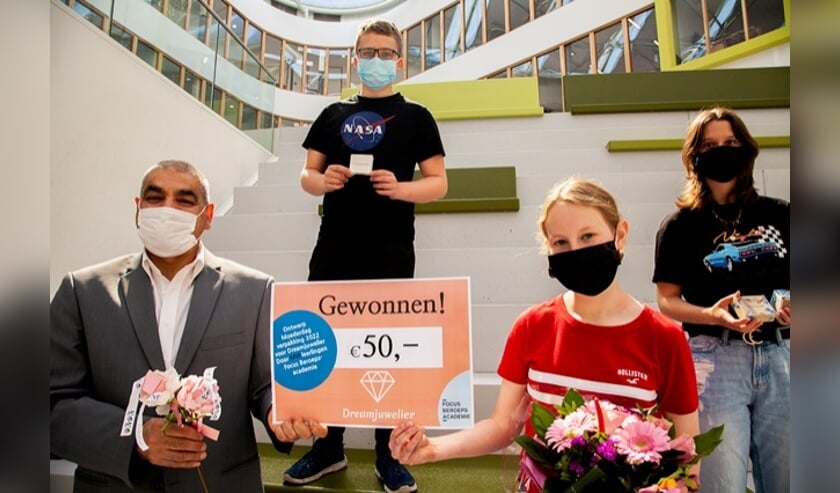 <p>Uitreiking prijzen door juwerlier Maryoush van Dreamjuwelier met Thomas den Boer (3e prijs); Noa de Jonge (1e prijs) en Marecha Bakkeren (2e prijs). (foto: Focus Beroepsacademie Barendrecht) </p>