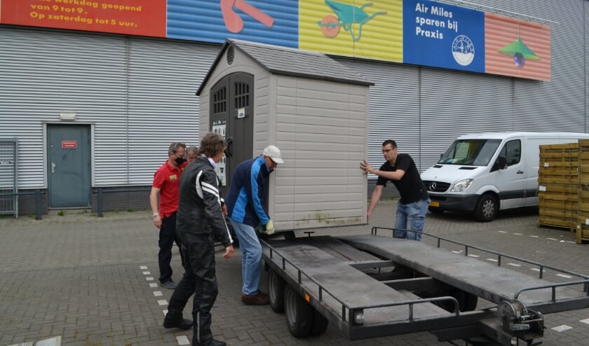 <p>Met vereende krachten werd het huisje op een aanhanger geladen. </p>