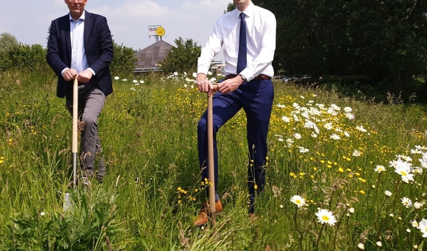 <p>Ondernemer Jeroen Gouw en wethouder Arnoud Proos starten met het afgraven van de vervuilde hoop grond. </p>