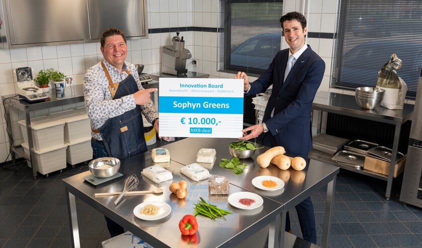 <p>Wethouder Proos reikte de cheque uit aan Sophyn Greens . (foto: Ingmar Timmer)</p>