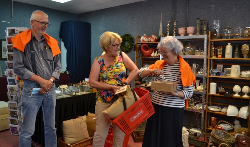 <p>Joke Verhoef (midden) wordt gefeliciteerd door Huib van Zessen en Alide Heule. </p>