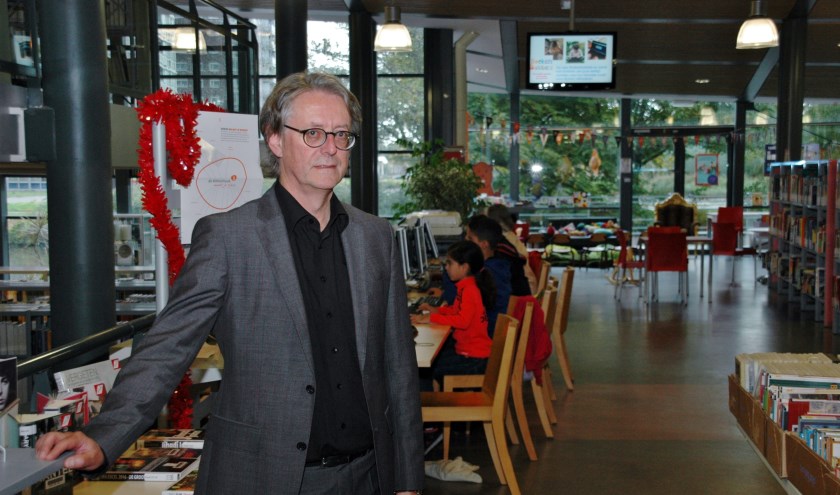 Voorzitter Willem van Moort van de raad van bestuur van BplusC in de Leiderdorpse bibliotheek.