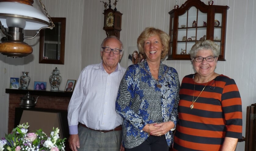 Burgemeester Driessen kwam het smaragden paar feliciteren namens de gemeente.