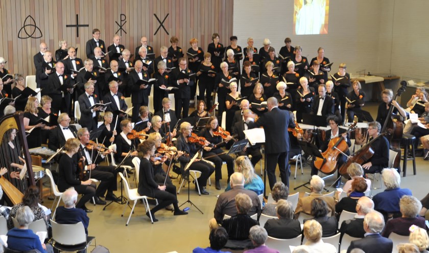 Het 120 jarige koor COV Excelsior tijdens het jubileumconcert in de Scheppingskerk. | Foto: Piet van Es