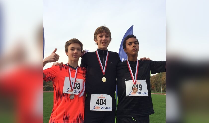 De winnaars van de veldloop voor de Kannerscholen: 1 Rogier van den Burgh, 2 Rik Puyenbroek en 3 Chris Aartman. | Foto Joop Vlieg