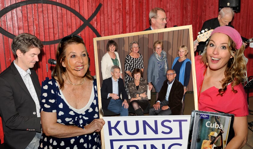 Actrices Aukelien en Sophie met een foto van het Kunstkring bestuur. | Foto: Pieter Sleeboom