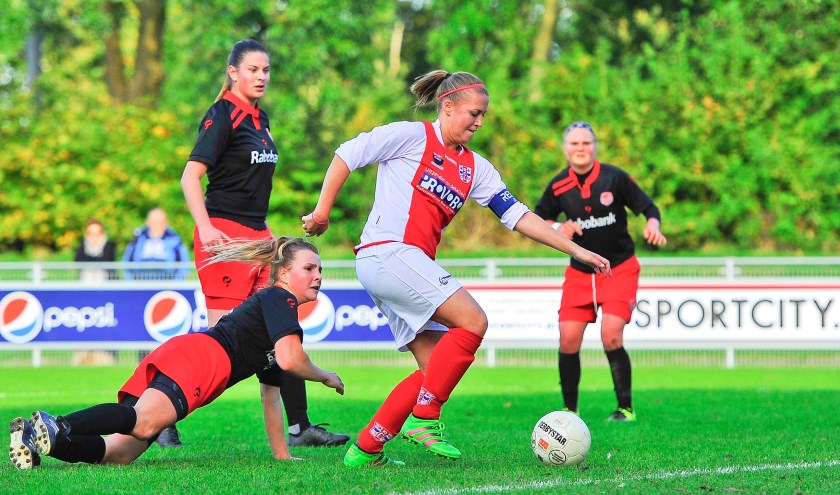 RCL-aanvoerster Sabine Verheul gaat met links de tweede treffer van de wedstrijd scoren.