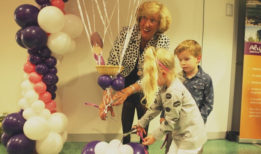 Burgemeester Laila Driessen werd bij de opening van het Moeder- en Kindcentrum geassisteerd door Charlotte (4) en Thijmen (4). | Foto: PR