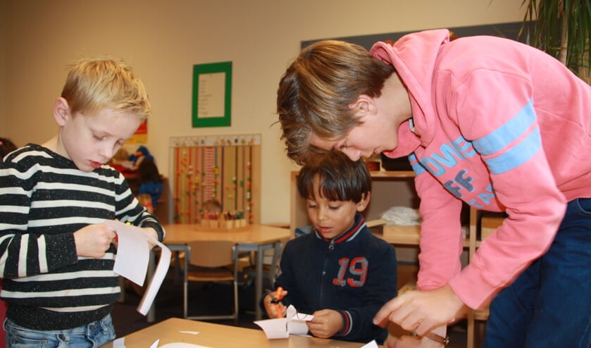 Met veel inspanning werd er geknipt, gevouwen en gekleurd. | Foto: PR