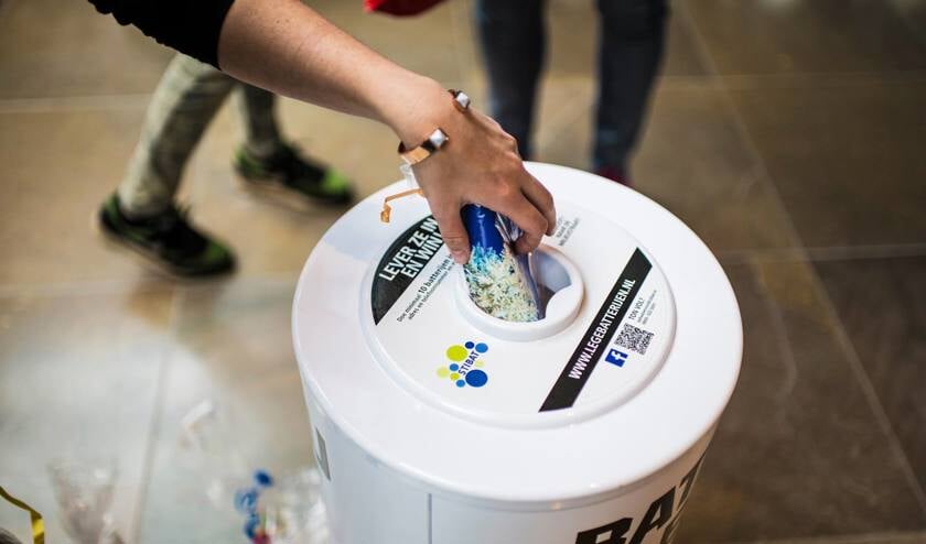 Doe 10 lege batterijen in een zakje, met daarin ook naam, adres en e-mail, en lever het in bij een van de inzamelpunten van batterijen. Zoals bij de supermarkt.