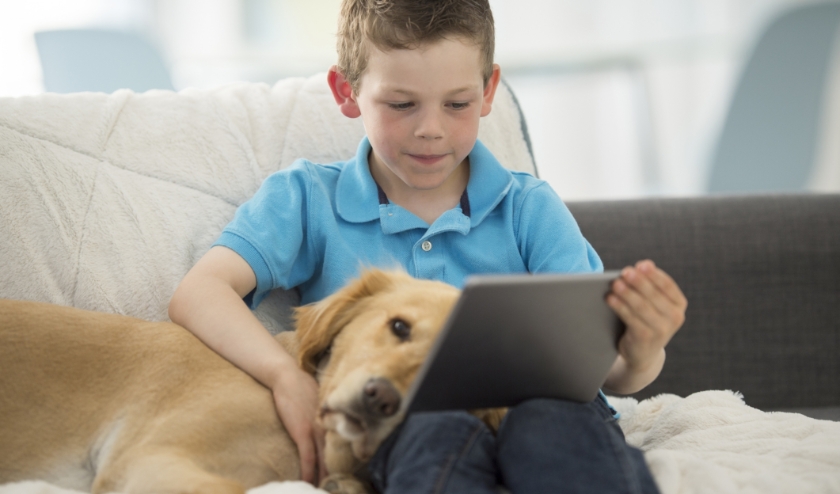 Nog niet naar school... nu nog even vakantie, maar lezen en leren op je tablet kan ook! | Foto: Getty Images.