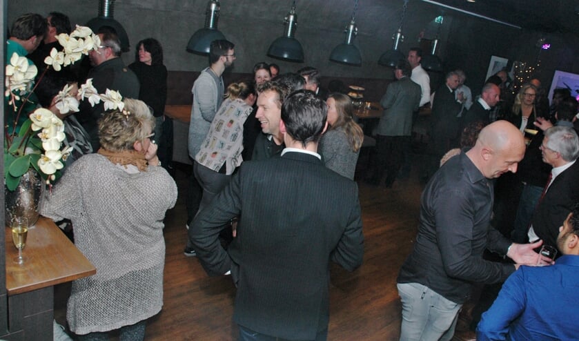 Gezellige drukte tijdens de nieuwjaarsreceptie van Stichting Winkelhof in de feestzaal van SportCity Bowling.