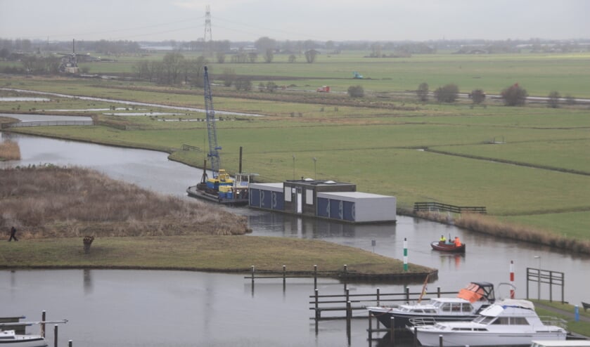Het clubhuis op reis. Hier is het al de haven uitgesleept en gaat de route een eindje over de Does. | Foto: J.A. Dop