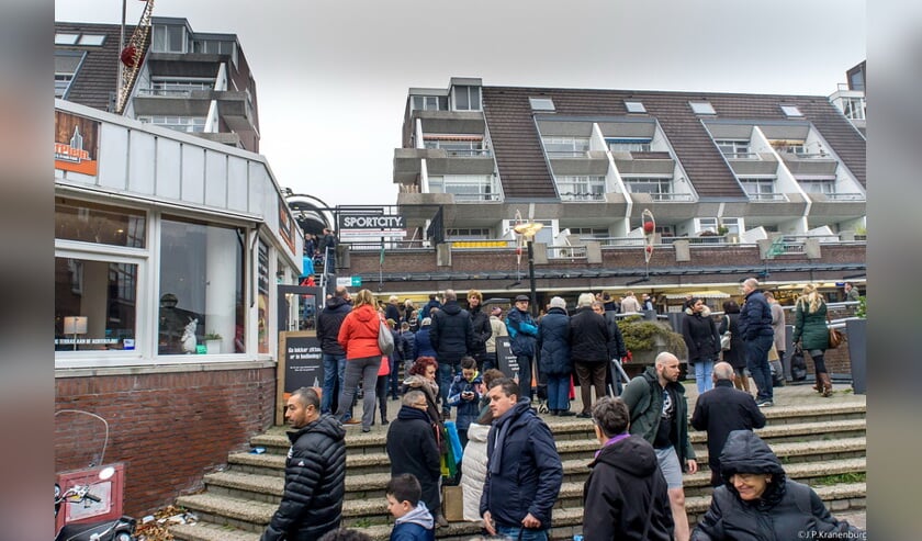 Alle klanten moesten buiten wachten tot het sein 'veilig' gegeven kon worden. | Foto: J.P. Kranenburg