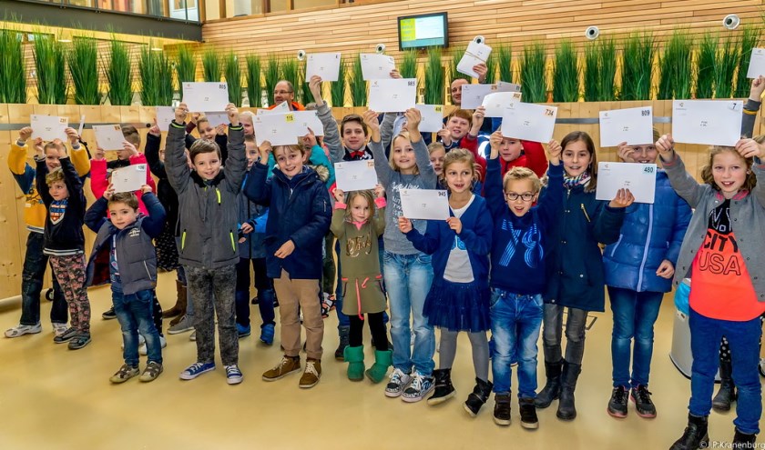 Blijde winnaars van de kerstboomloterij. | Foto: J.P. Kranenburg