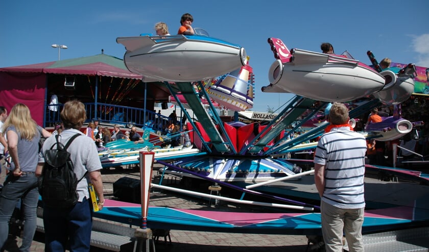 Een foto uit 2012, toen de kermis bij sporthal De Does was opgesteld. Een jaar later verhuisde de kermis naar het parkeerterrein in de Bloemerd. | Archieffoto: C. v.d. Laan