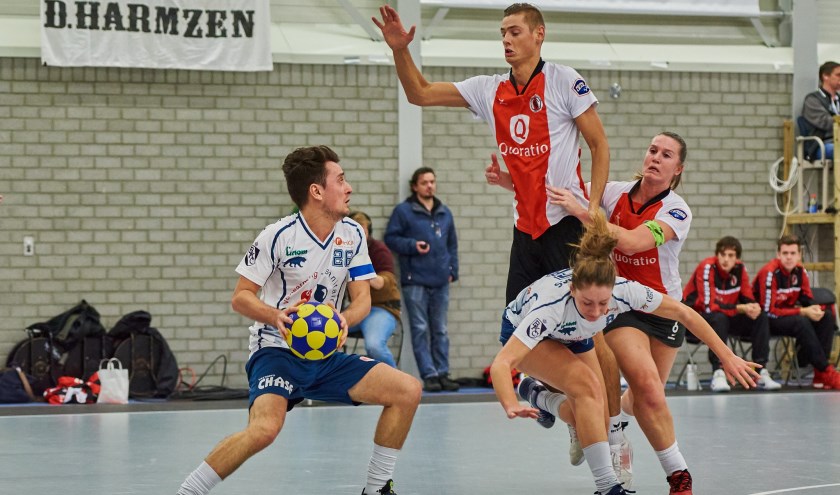 Nick Pikaar in de verdediging tegen Boeckenberg topscoorder Jesse De Bremaeker. | Foto: pr./Rene van Dam