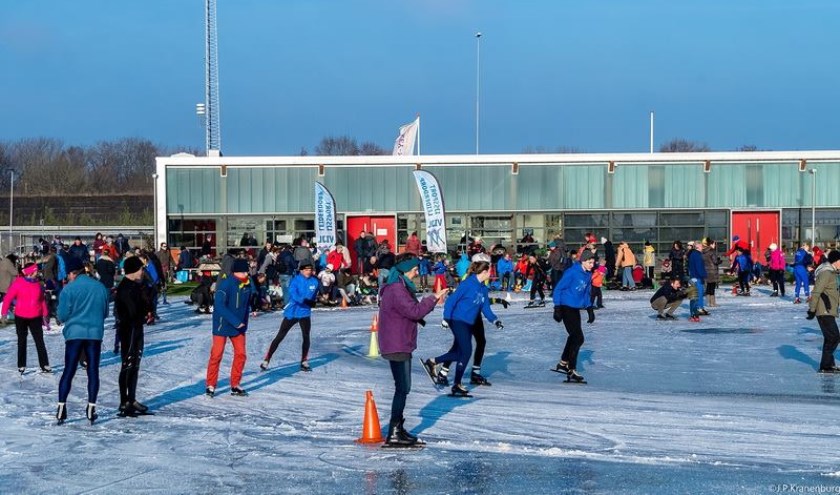Honderden Leiderdorpers wisten zaterdagochtend de weg naar de ijsbaan in het Weteringpark te vinden. | Foto: J.P. Kranenburg