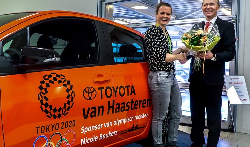 Freek van Haasteren overhandigt toproeister Nicole Beukers een bloemetje plus de sleutels van de fraai Toyota Yaris Hybride. | Foto: J.P. Kranenburg