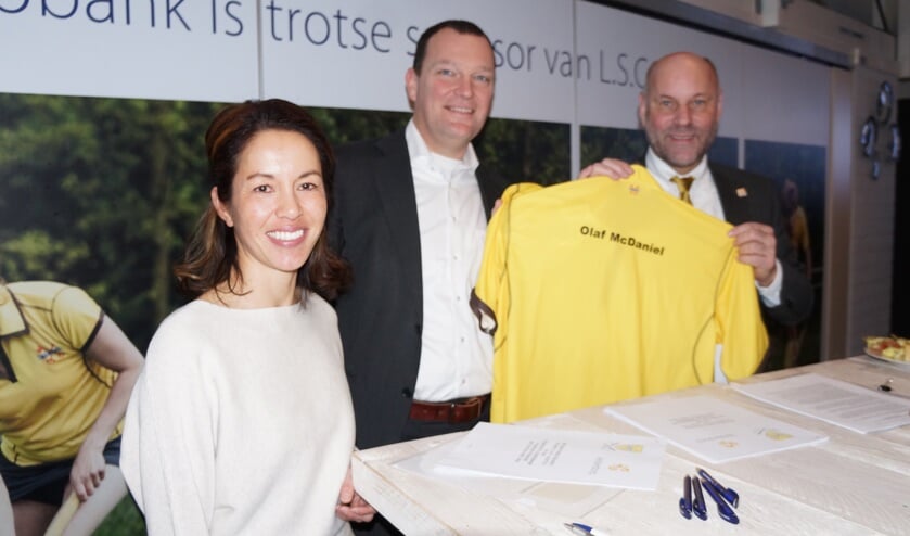 Sportwethouder MacDaniel kreeg een Alectoshirt met zijn naam erop. | Foto: Frans Brocken
