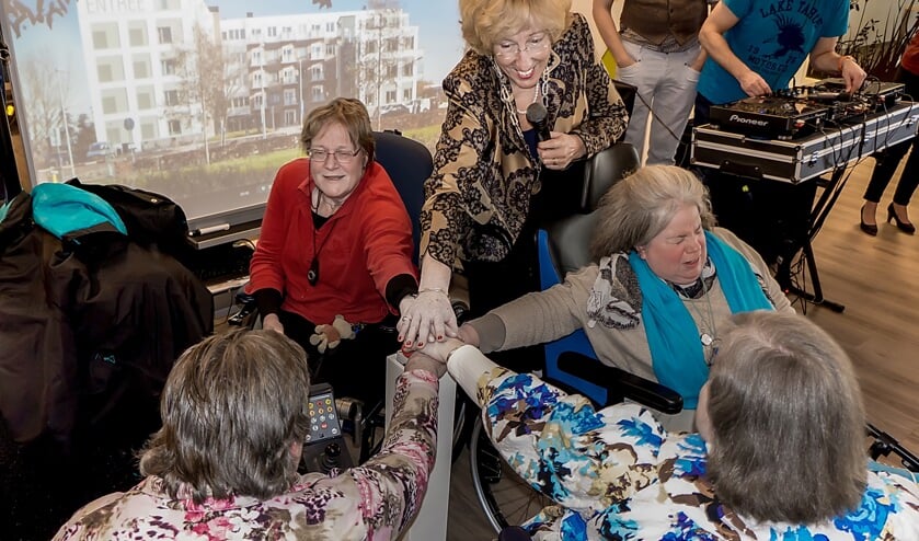 Burgemeester Driessen verricht de officiële openingshandeling samen met bewoners Tanne Wondergem (met blauwe sjaal), Corrie Cats, Irene van Leeuwen en Caroline Kuijt. | Foto: J.P. Kranenburg