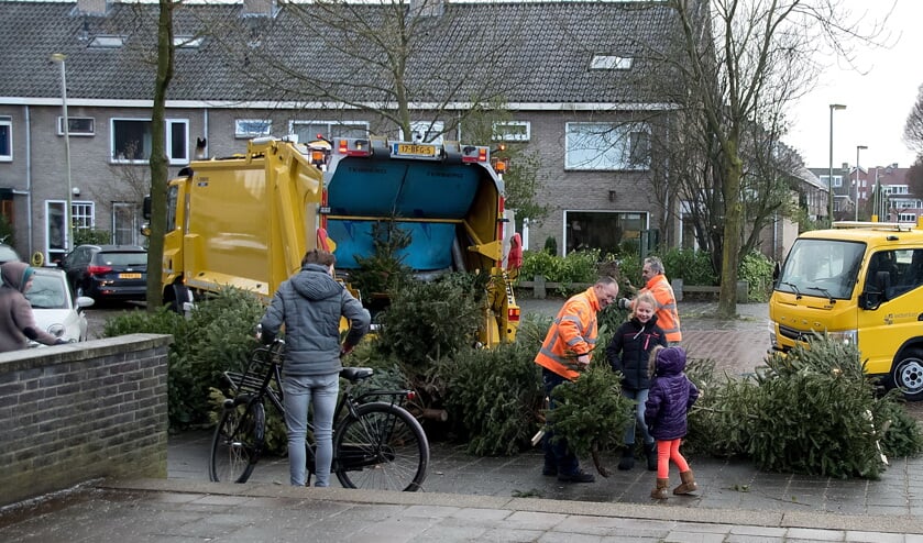 Iedere ingeleverde kerstboom was goed voor een lootje. Op de foto het inzamelpunt bij de Scheppingskerk| Foto: J.P. Kranenburg