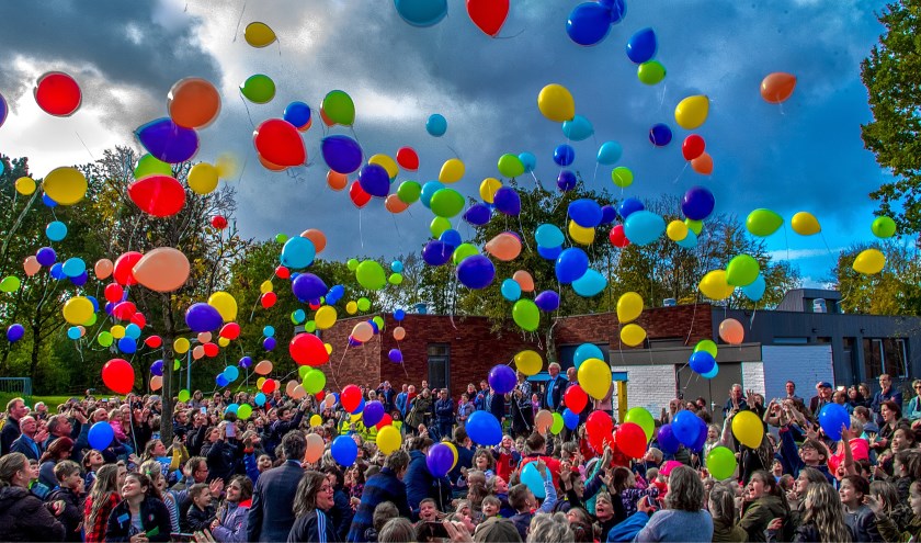 Honderden ballonnen gaan de lucht in.