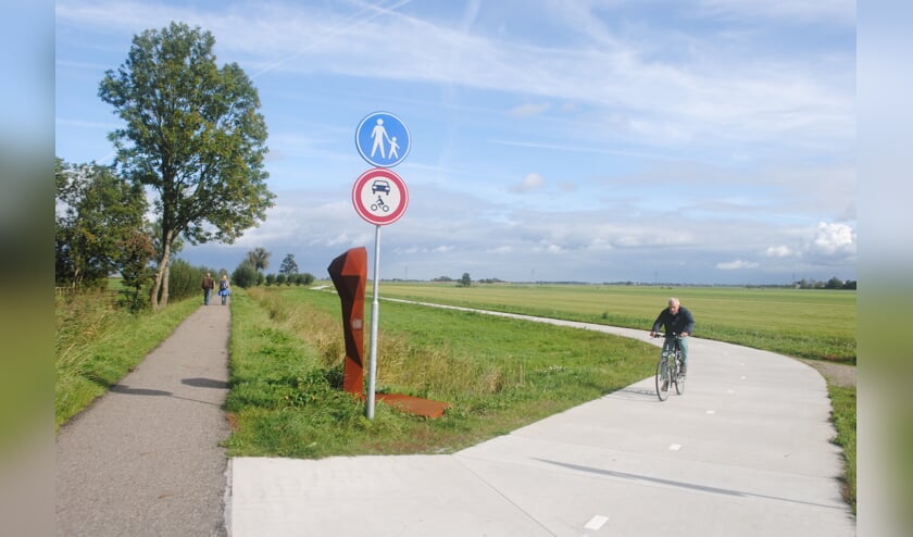 Links de Ruigekade, rechts het Gravenpad. Het verkeersbord ‘gesloten voor motorverkeer’ wordt weggehaald. Overigens staat sinds kort de verkeersbordpaal achter de zuil met gebiedsinfo (knotwilg). Een fraaier gezicht.