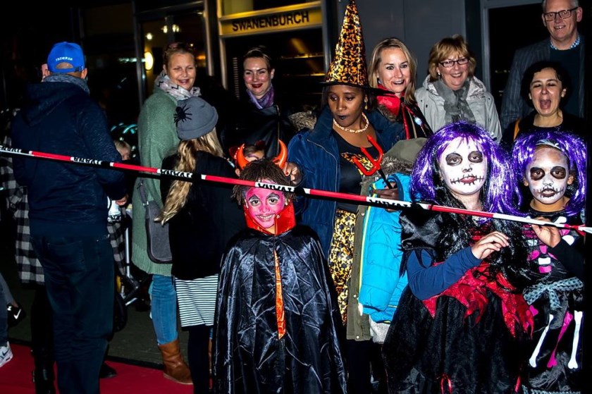 In de rij voor de ingang naar het spookpark.