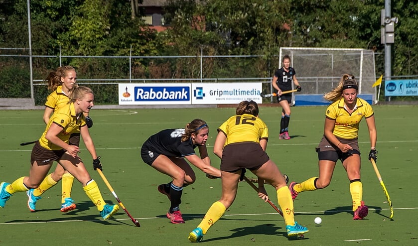 Een HGC-speelster maakt het Alecto lastig. | Foto: J.P. Kranenburg