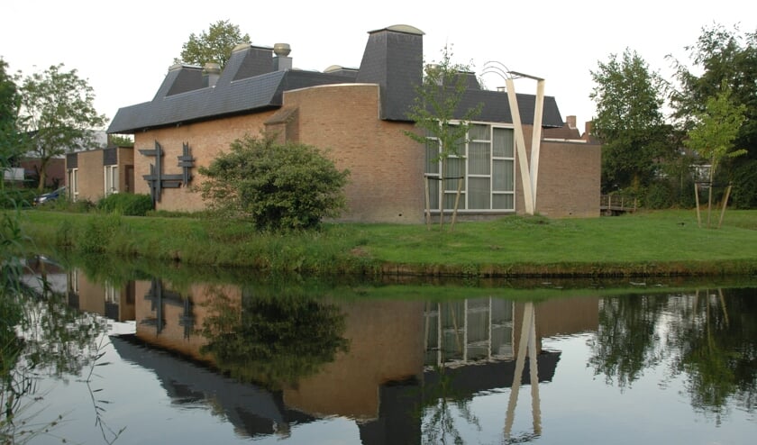 <p>Het voormalige kerkgebouw van de Menswording op de hoek van het Heelblaadjespad en de Gallaslaan.</p>