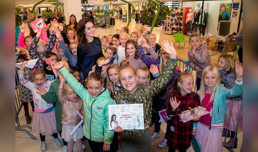Jill tussen haar enthousiaste fans op het plein voor boekhandel De Kler in Winkelhof.