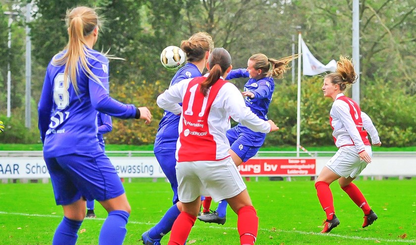 Cerise Klijn (rechts) scoort met het hoofd de gelijkmaker voor de Racing.