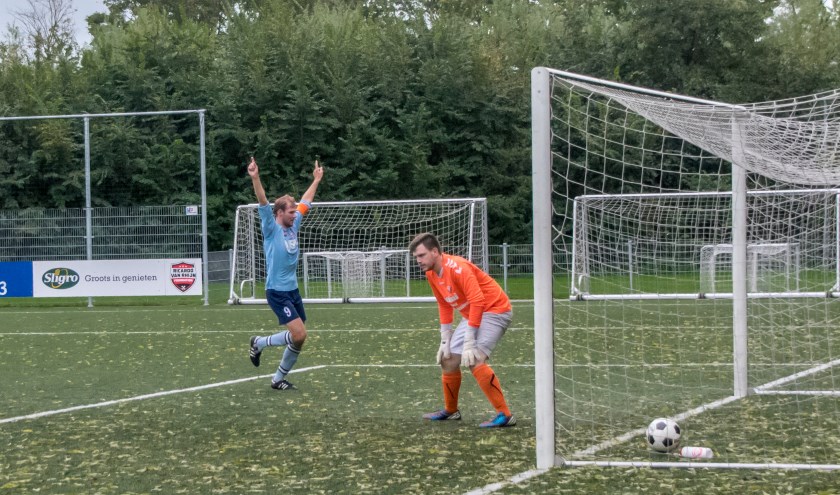Met wat geluk valt de 1-0... Foto: J.P. Kranenburg